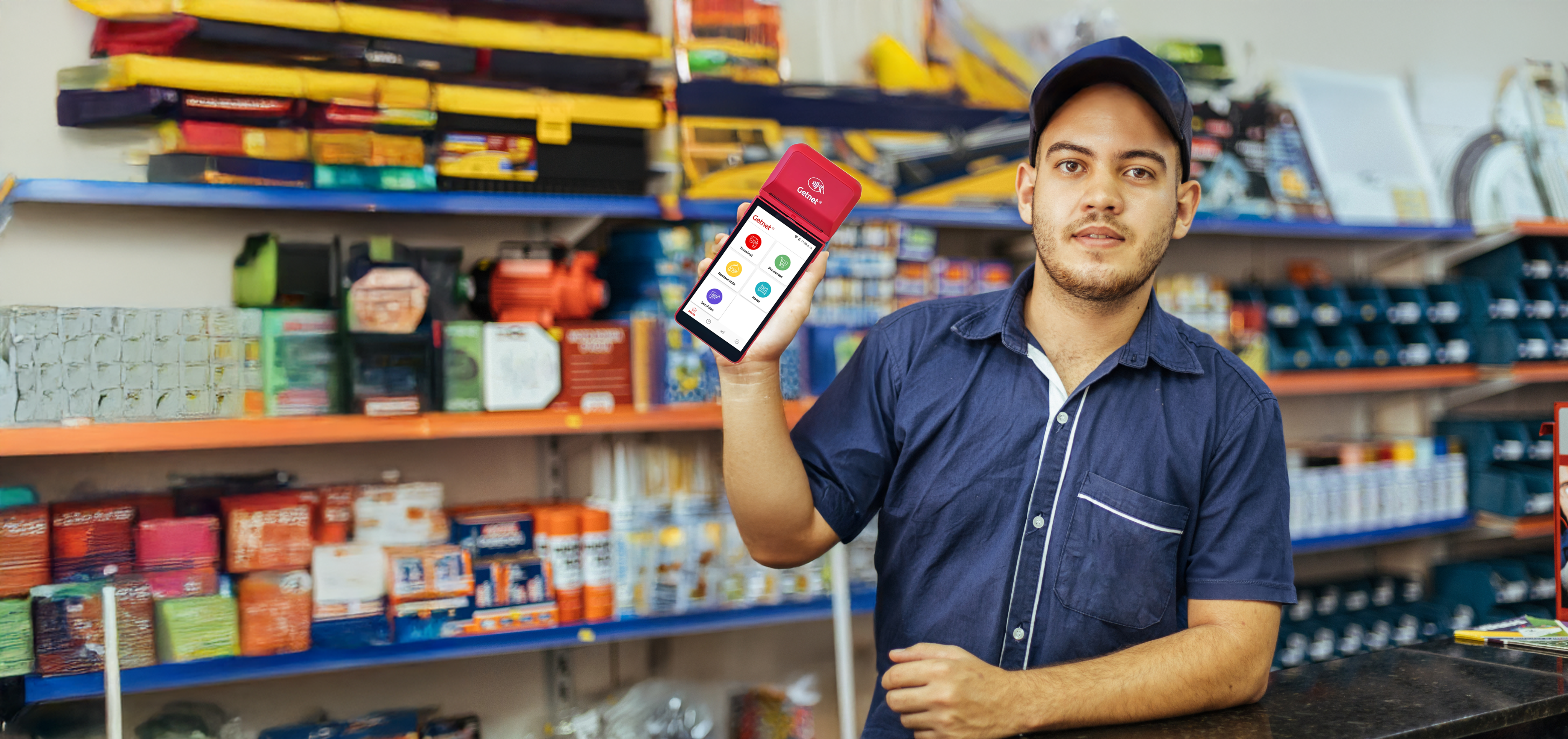 Trabajador con gorra y camisa azul sujetando terminal